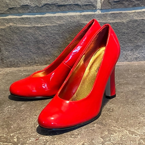 Sexy bright red patent leather high heel pumps,Fredericks of Hollywood,7.5 - Picture 1 of 16